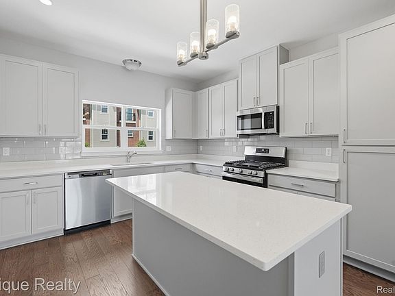 2nd image of 25550 Grandview Ln #39