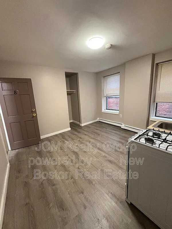 Studio, 1.0 bath, 200 sqft, $920 — Photo 3