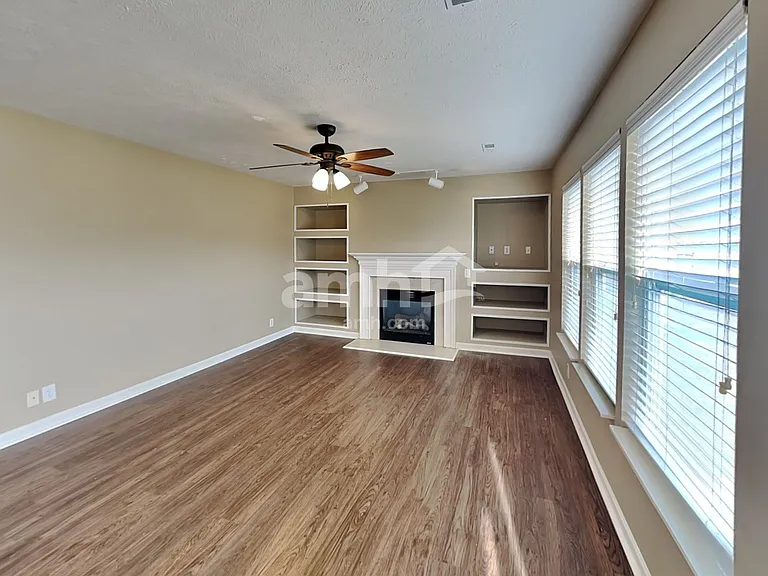 4060 Longfellow Dr — Photo 7