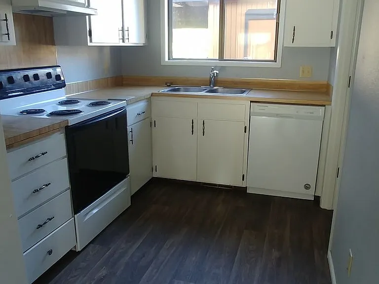 323 S 40th Pl #A — Photo 8