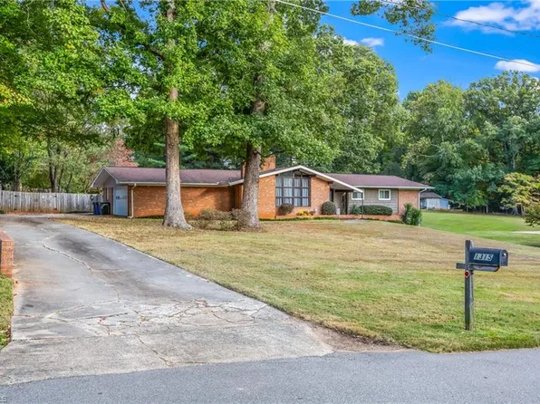 1315 Weatherbee Dr, Winston Salem, NC 27103