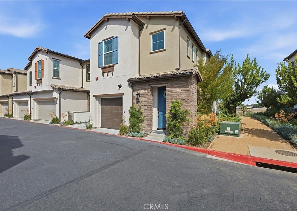 1st image of 1724 Valley Oak Way