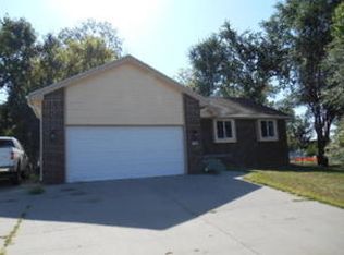 765 Parkwild Dr, Council Bluffs, IA 51503