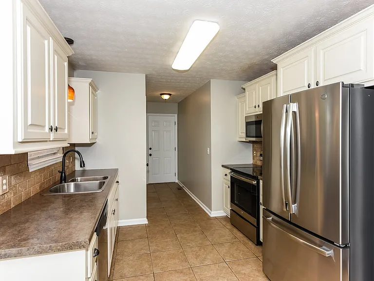 2403 Sawmill St — Photo 6