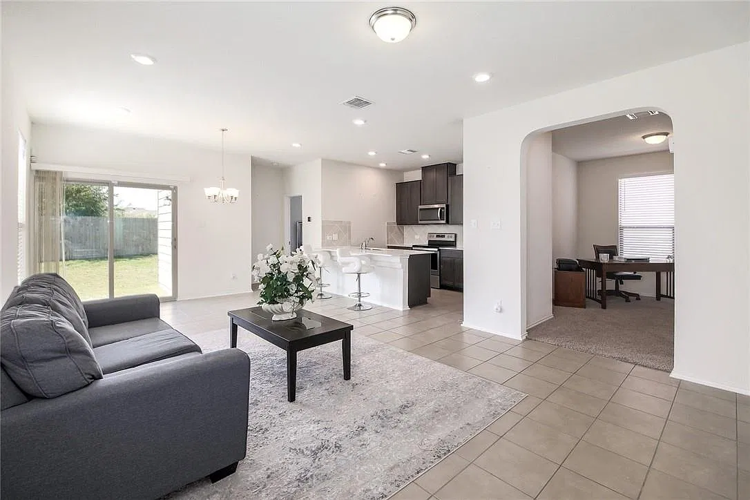 3 bed, 2.0 bath, 1352 sqft, $1,700 — Photo 4