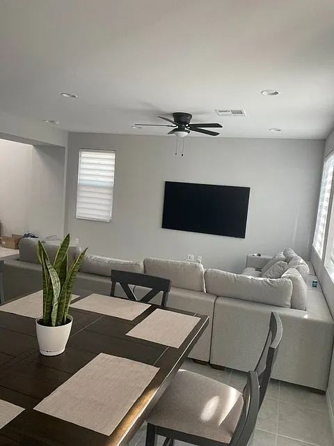 4 bed, 2115 sqft, $3,000 — Photo 2