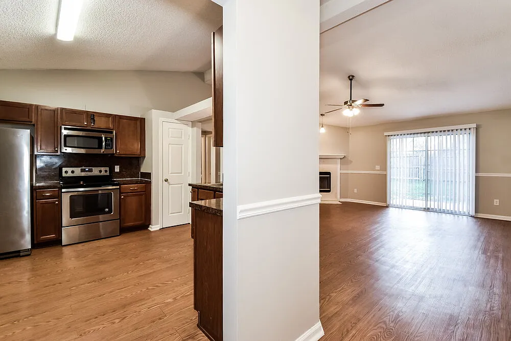 3 bed, 2.0 bath, 1425 sqft, $2,085 — Photo 3