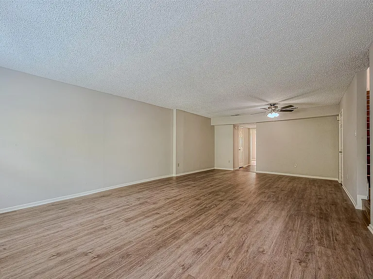 432 N Post Oak Ln — Photo 6