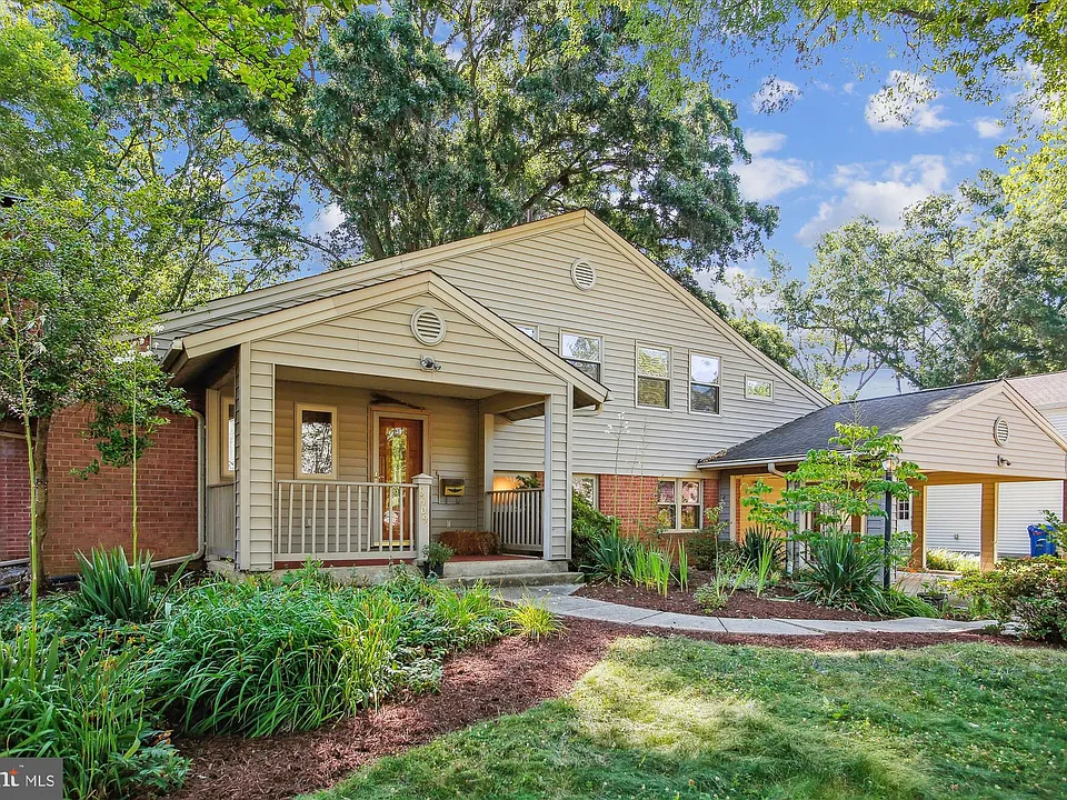 8509 Cyrus Pl