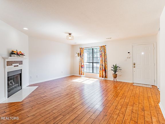 3rd image of 437 S Gallaher View Rd