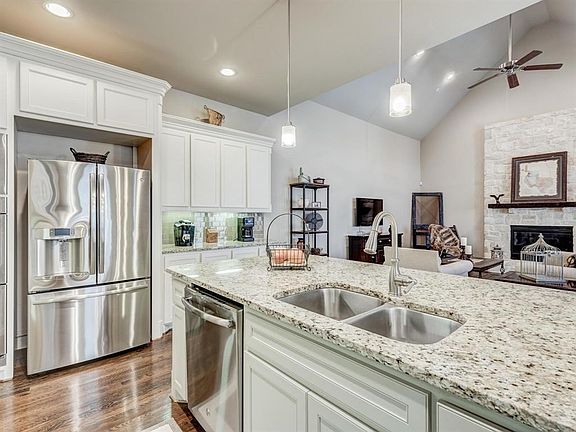 3rd image of 408 Palladian Blvd