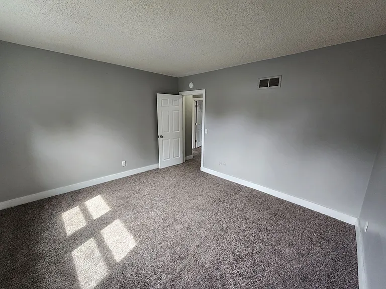 621 W 15th St — Photo 23