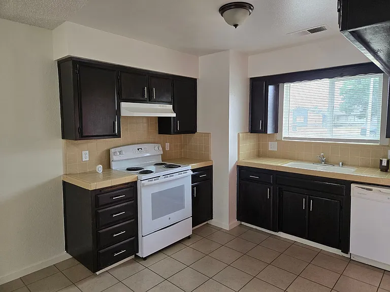 2536 W Chestnut Ct — Photo 3