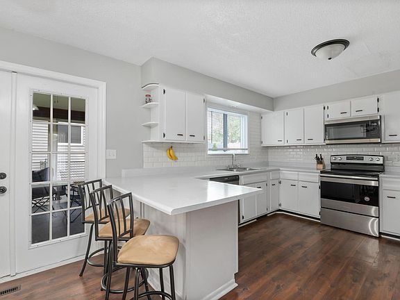 4th image of 2736 W Lombard St