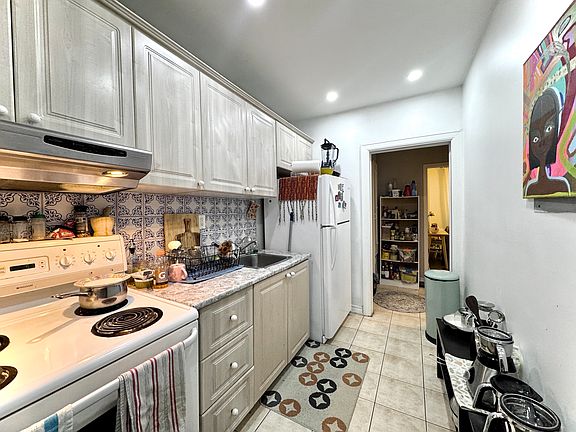 2nd image of 560 Bathurst St #101