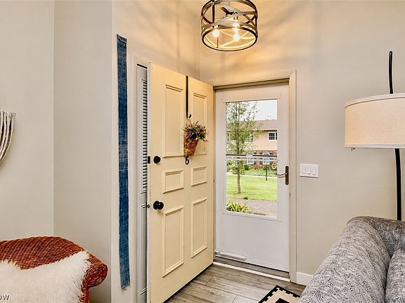3rd image of 8276 Deepwood Blvd Unit 6