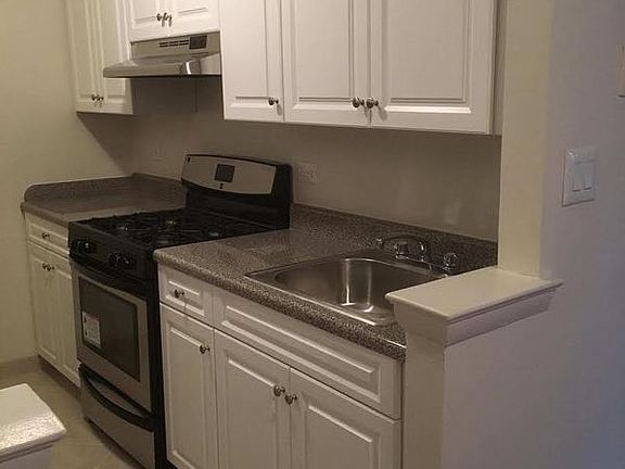 5th image of 3060 Crescent St