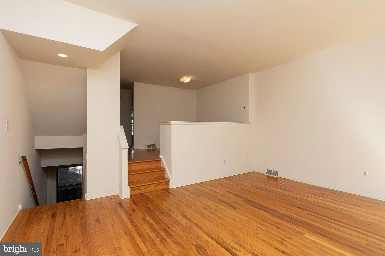 4 bed, 3.0 bath, 2096 sqft, $5,200 — Photo 4