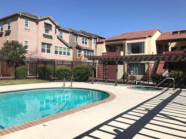 2 bed, 985 sqft, $2,950 — Photo 2