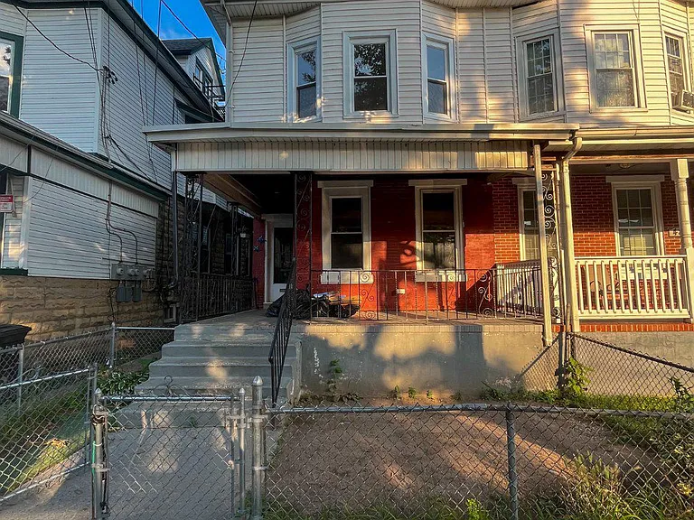 46 N Hermitage Ave — Photo 1