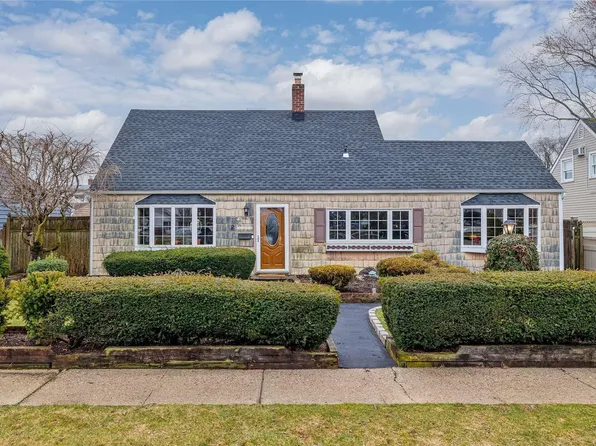 8 Glade Lane, Levittown, NY 11756