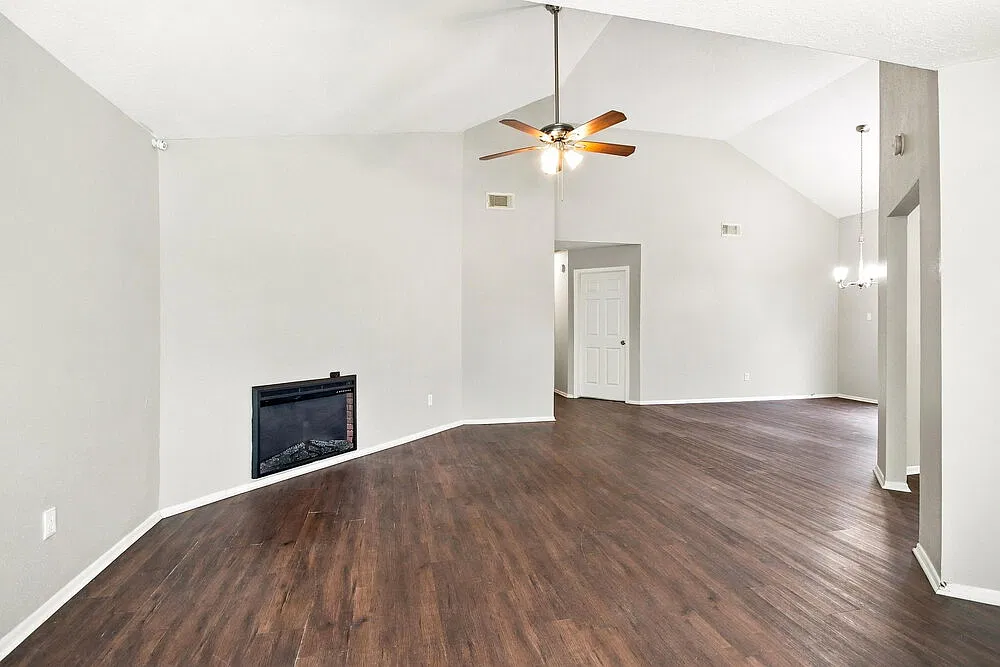 3 bed, 2.0 bath, 1270 sqft, $1,830 — Photo 3