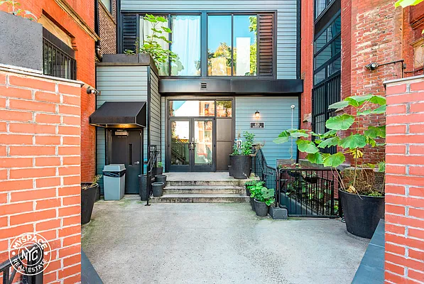 Rented by MySpaceNYC | media 33