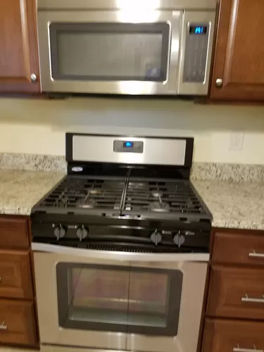 Gas Stove. - 2304 NW Woodland Rd