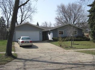 675 Edgemont Ln, Hoffman Estates, IL 60169