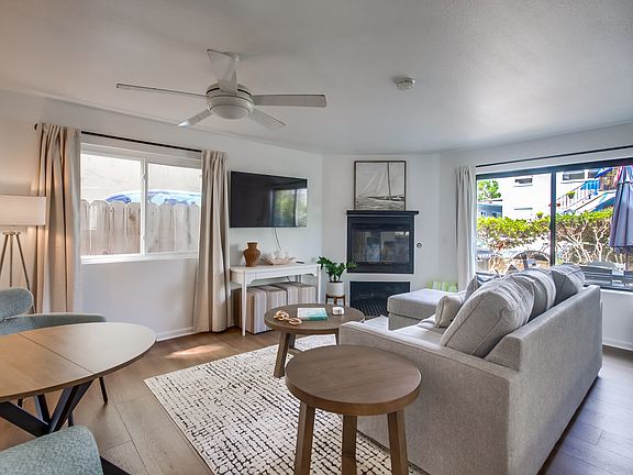 3rd image of 807 Capistrano Pl