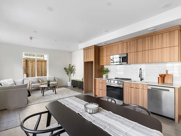 *1 Month Free Rent* A 2bd/2bath Modern Townhome In Portland's Vibrant Hollywood District — Photo 7