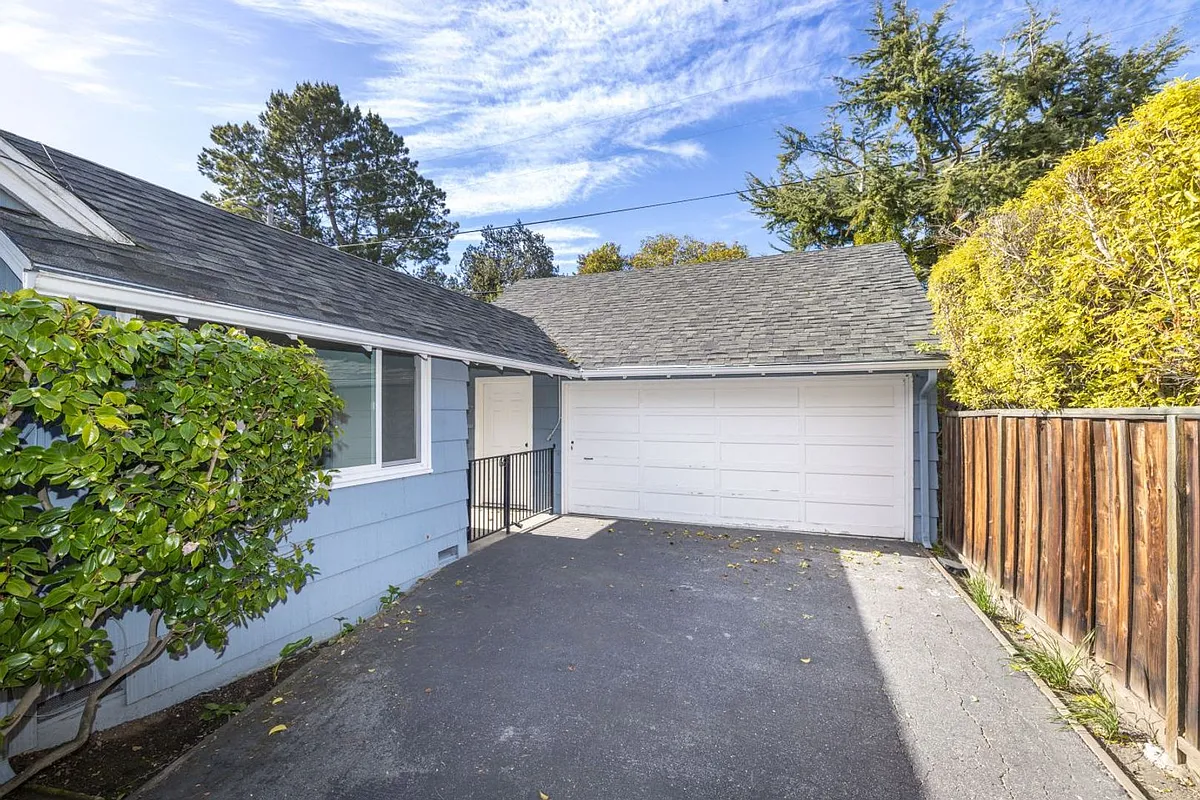 Building Photo - 591 Saint Claire Dr
