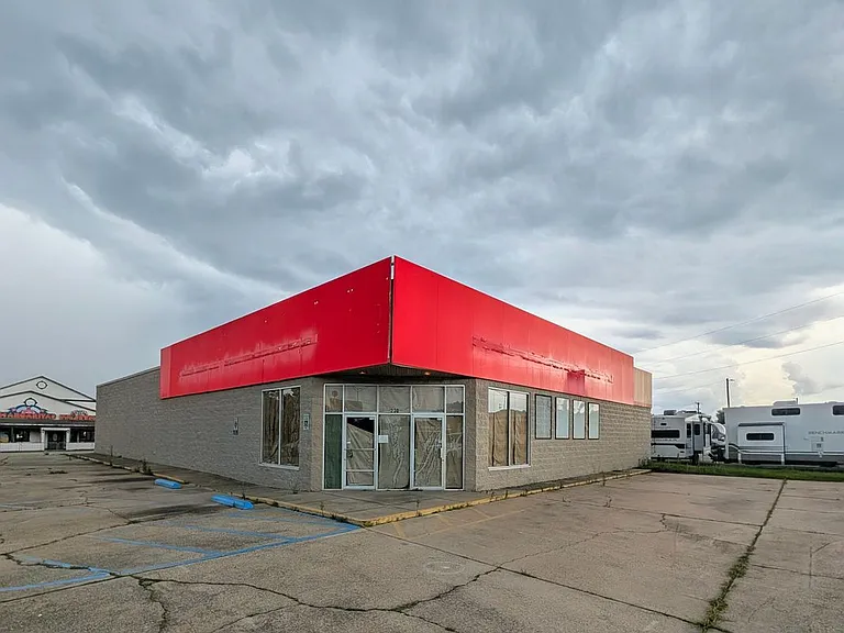 230 Memorial Blvd — Photo 3