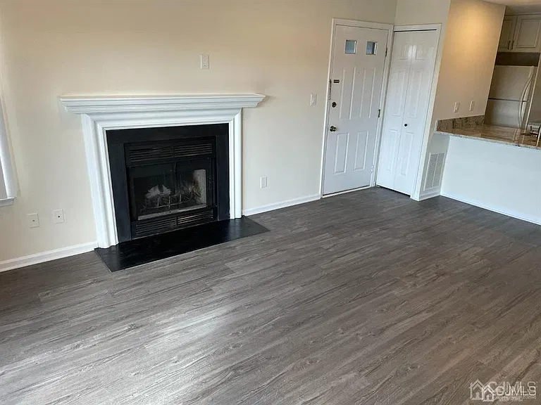 297 Cozzens Ct — Photo 2