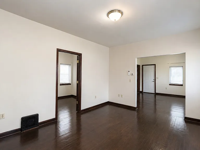 312 E North St — Photo 7
