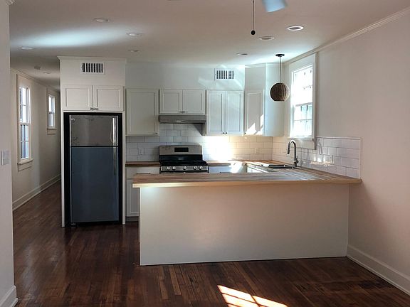 3rd image of 7609 Hampson St