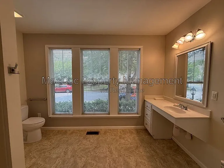 1404 Graham Dr — Photo 10