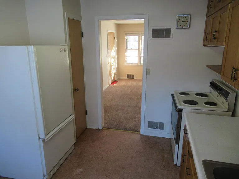 922 Broadway St — Photo 3