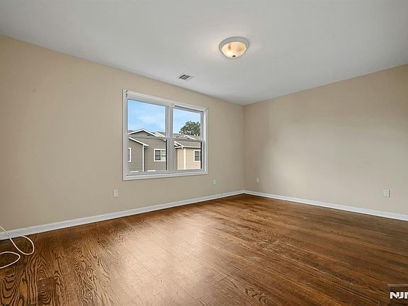 5th image of 251 Berry St #251