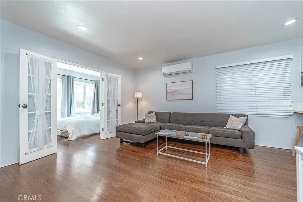 2 bed, 885 sqft, $2,000 — Photo 1