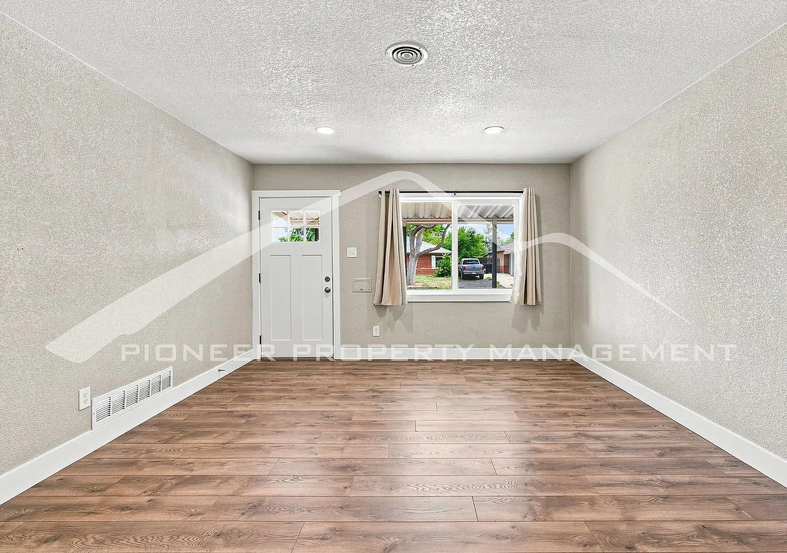 Spacious 4BR/2BA with Updated Kitchen & AC in Aurora — Photo 3
