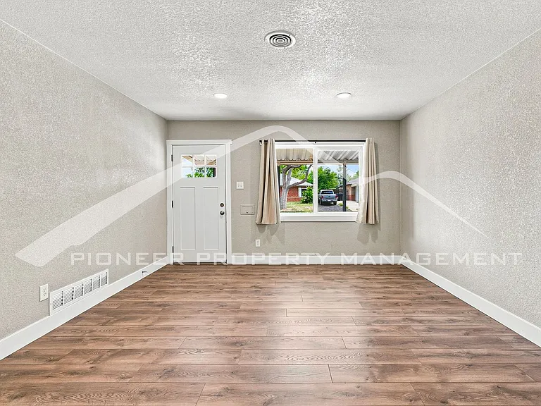 1235 Scranton St — Photo 2