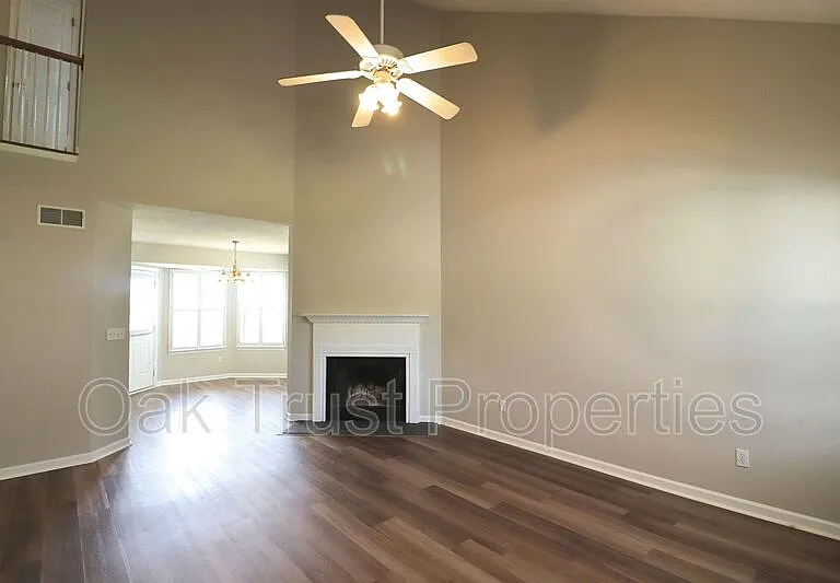 294 Hastings Dr — Photo 3