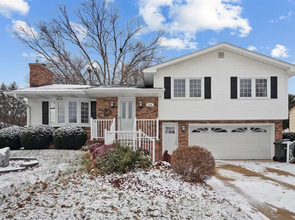 209 Magnolia Dr, Cedar Falls, IA 50613