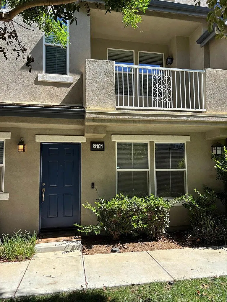 3 bed, 2.5 bath, 1332 sqft, $3,300 — Photo 1