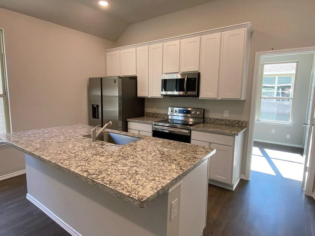 2 bed, 1.0 bath, 1072 sqft, $1,200 — Photo 3