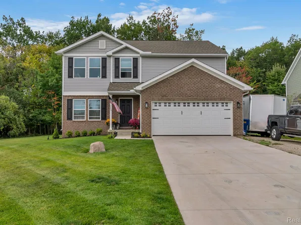 691 Woodvalley Dr, Corunna, MI 48817
