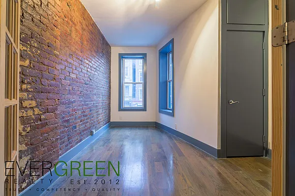 Rented by Evergreen Apartments BK | media 12