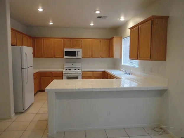 3 bed, 2.5 bath, 2064 sqft, $2,370 — Photo 3