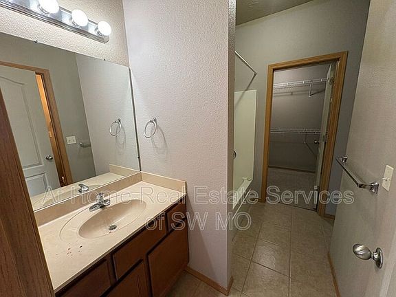 5th image of 650 S Rilynn Ave